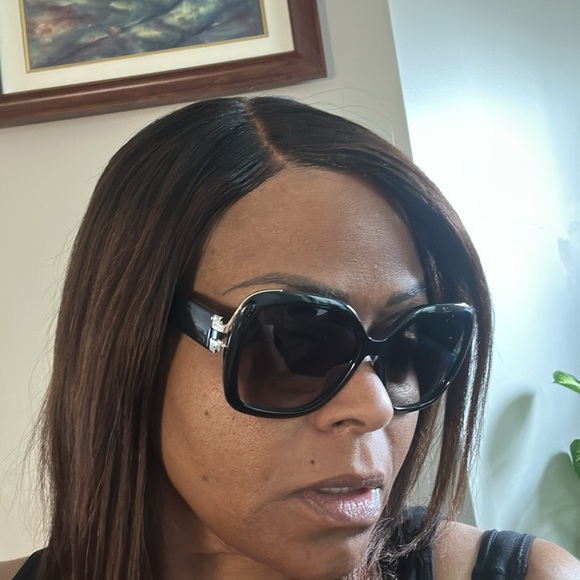 Salvatore Ferragamo Elegant Black Sunglasses - Picture 12 of 13